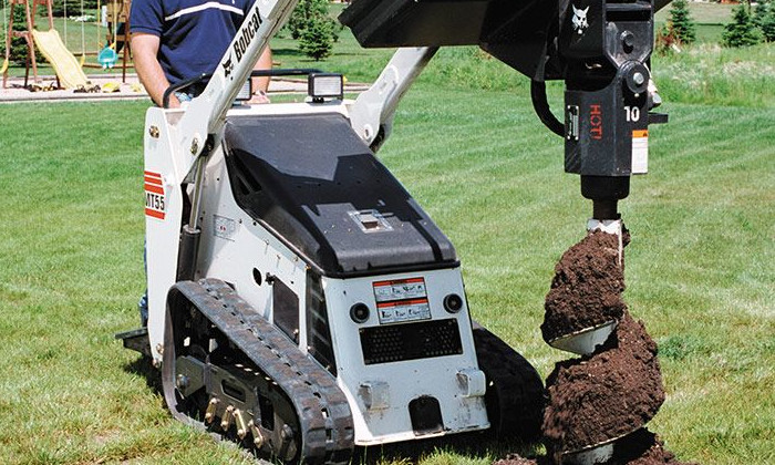 Bobcat MT55 mit Erdbohrer bei Erdarbeiten