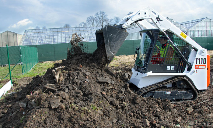 Bobcat T110 mit Bauschaufel