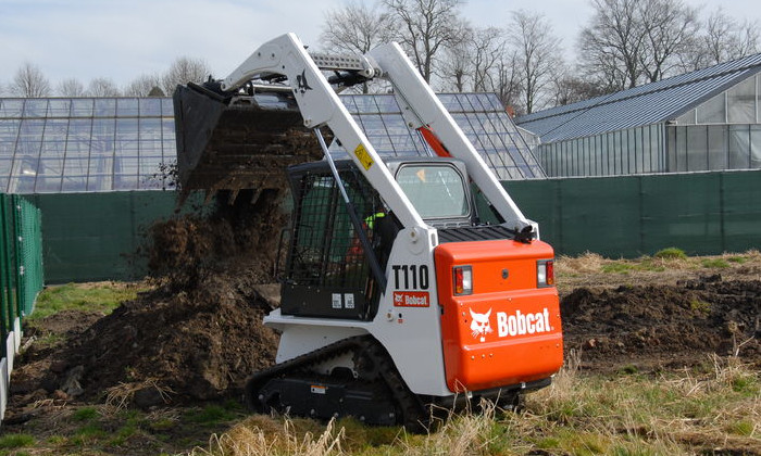 Bobcat T110 mit Universalschaufel bei Erdbewegungen