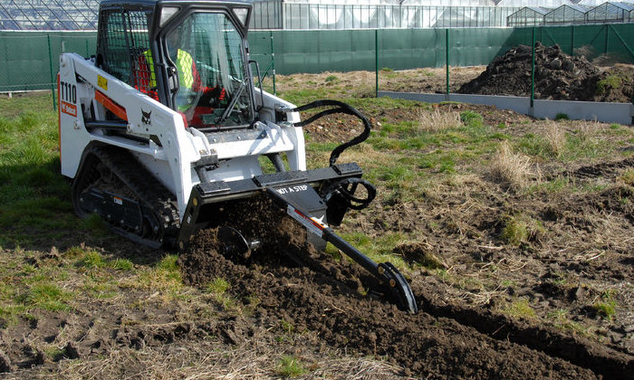 Bobcat T110 mit Grabenfräse bei Erdarbeiten