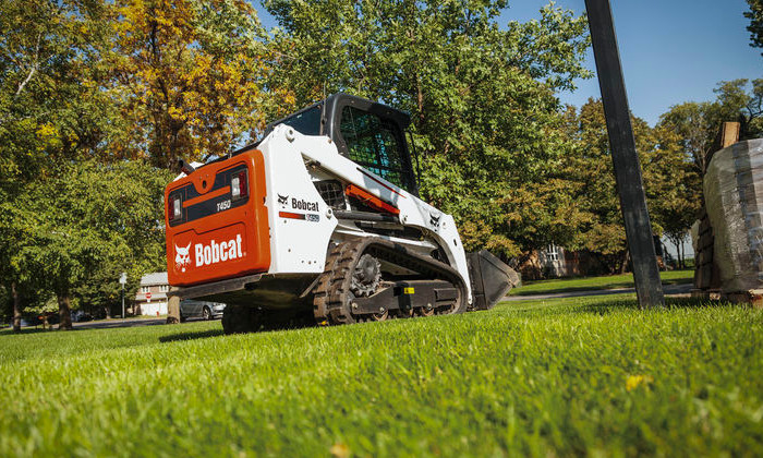 Bobcat T450 mit Universalschaufel zum Lasten verladen im GaLaBau