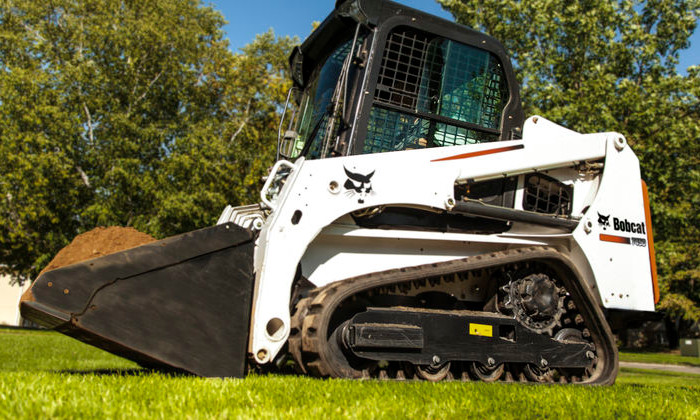 Bobcat T450 mit Universalschaufel zum Lasten verladen