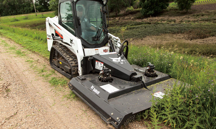 Bobcat T450 mit Rotationsmäher in der Landschaftspflege