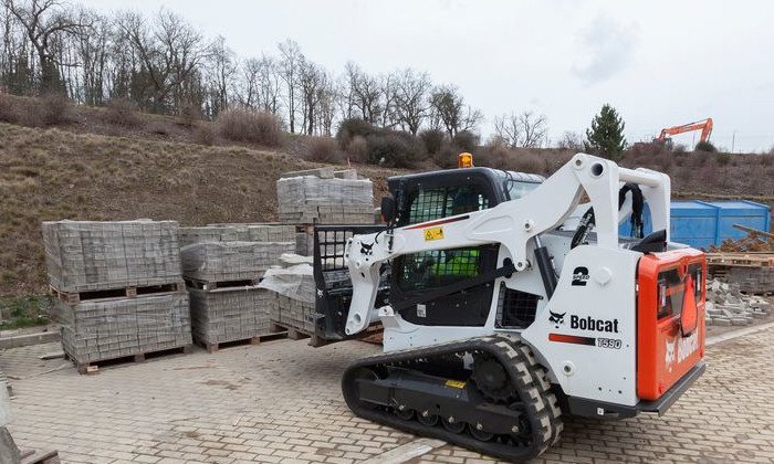 Bobcat T590 mit Gabel zum Verladen von Pflastersteinen