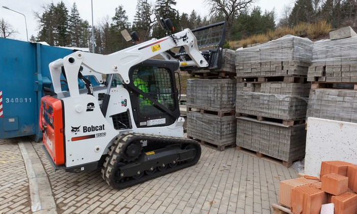 Bobcat T590 als Gabelstapler für Höhen auf der Baustelle