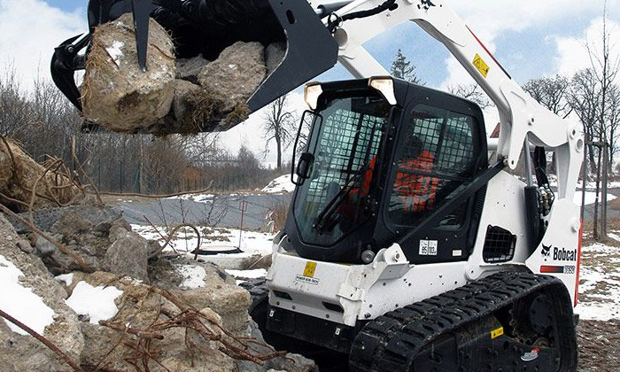 Bobcat T650 mit Greiferschaufel