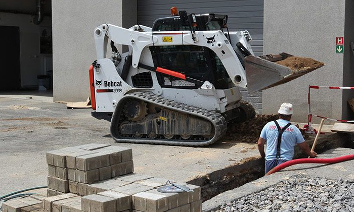 Bobcat T650 mit Universalschaufel auf Baustellen