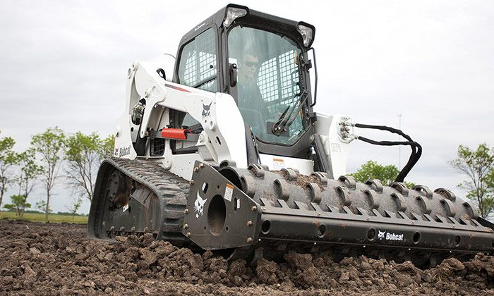 Bobcat T650 mit Vibrationswalze in der Landwirtschaft