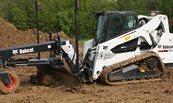 Bobcat T650 mit Nivellierrechen zum Planen von Erdflächen