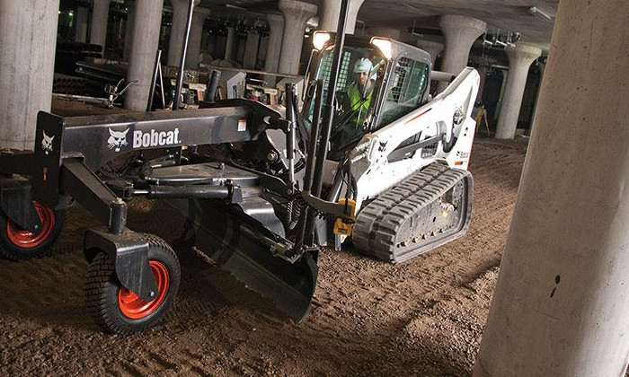 Bobcat T770 mit Nivelleirrechen zur Bearbeitung von Flächen