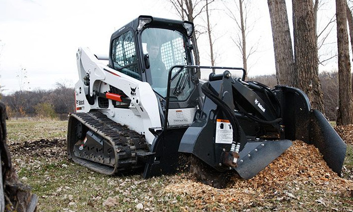 Bobcat T770 im Einsatz für die Landschaftspflege