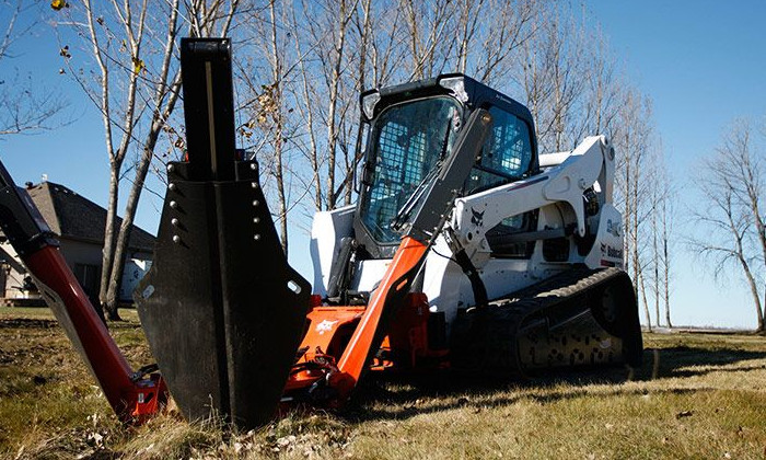 Bobcat T770 mit Baumverpflanzer in der Forstwirtschaft