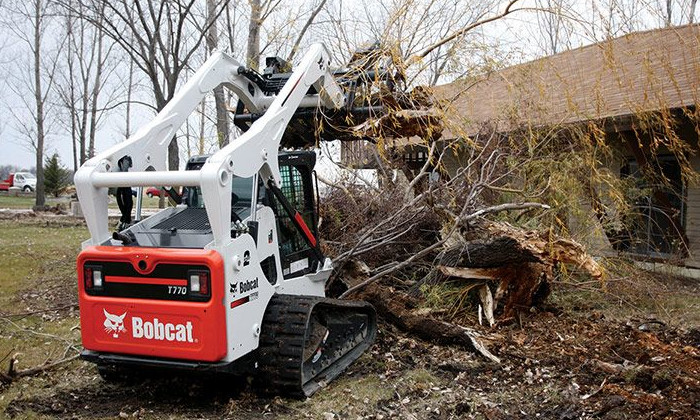 Bobcat T770 mit Greiferschaufel in der Forstwirtschaft