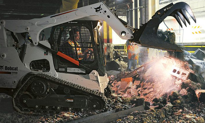 Bobcat T770 mit Greiferschaufel im Abriss