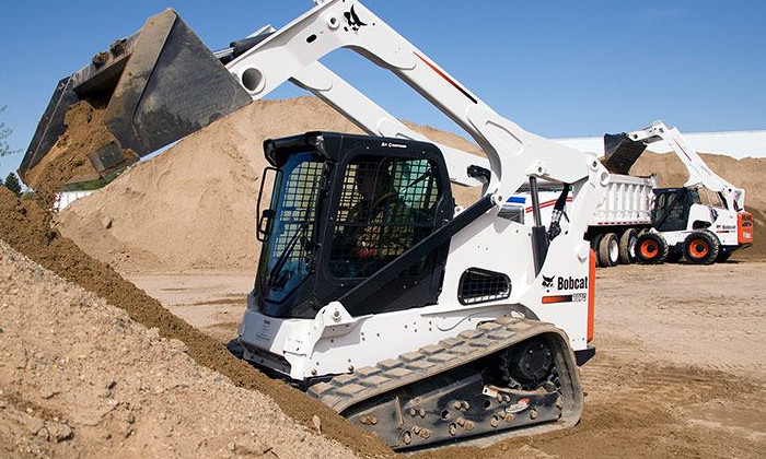 Bobcat T870 mit der Universalschaufel zum Verladen von Lasten auf Baustellen