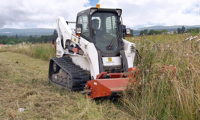 Bobcat T870 mit dem Schlegelmäher in der Landschaftspflege