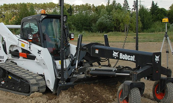 Bobcat T870 beim Planen von Flächen und Feldern