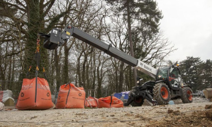 Bobcat T35.130 SLP beim Heben von Lasten