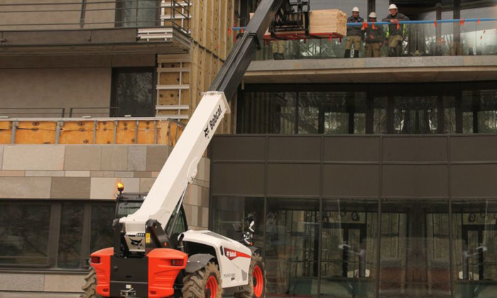 Bobcat T35.130 SLP beim Arbeiten in hohen Höhen