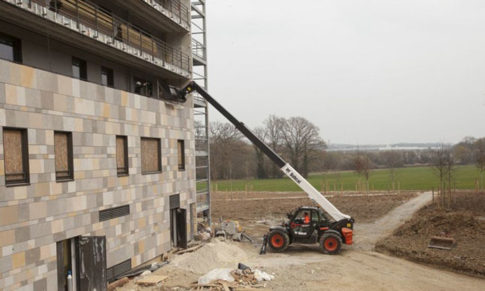 Bobcat T35.130 SLP beim Arbeiten in großen Höhen