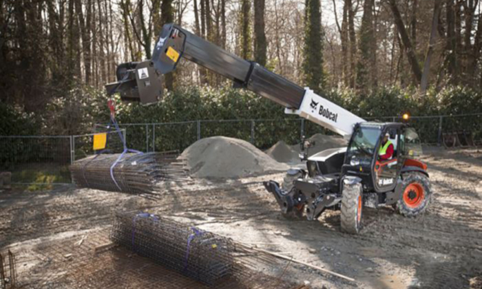 Bobcat T35.140S mit Kranausleger auf der Baustelle