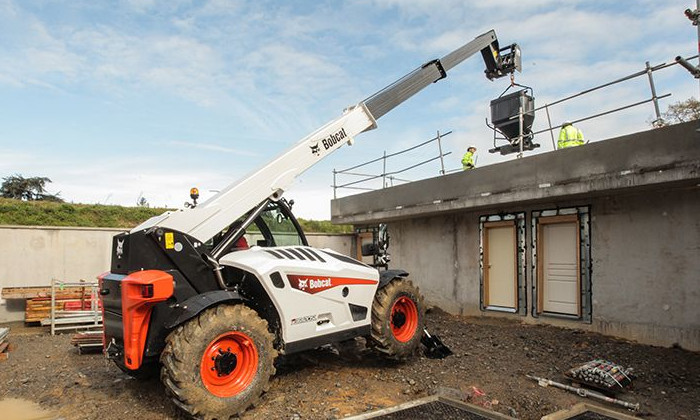 Bobcat T36.120SL beim Heben von Lasten in hohen Höhen