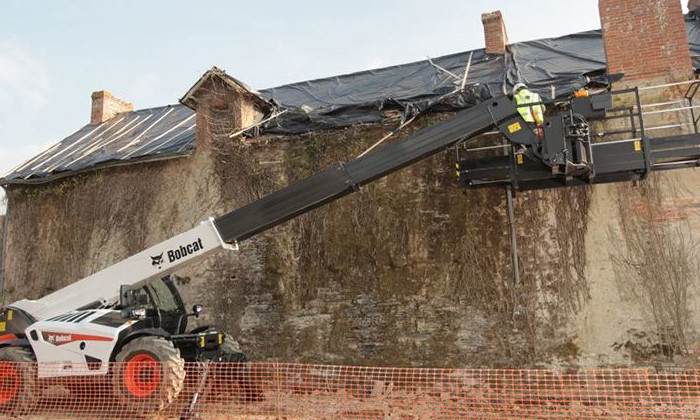 Bobcat T41.140SLP mit Hebebühne im Hochbau