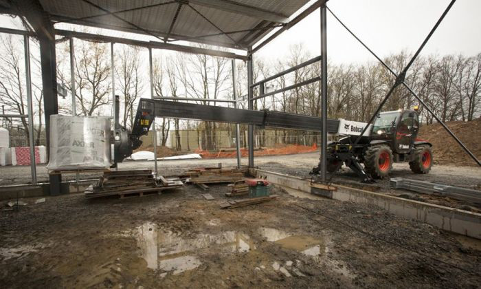 Bobcat T41.140SLP beim Heben von Lasten im Hallenbau auf der Baustelle