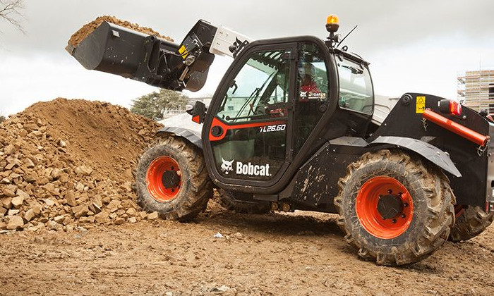 Bobcat TL26.60 auf der Baustelle beim Verladen von Schutt und Steinen