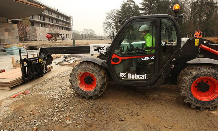 Bobcat TL26.60 auf der Baustelle beim Verladen von Paletten