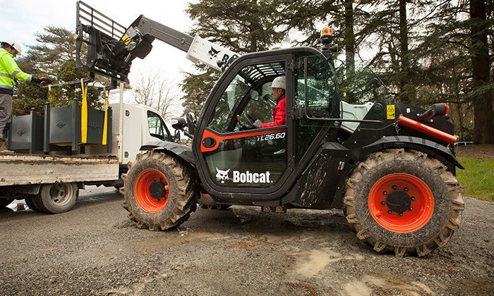 Bobcat TL26.60 auf der Baustelle beim Verladen von schweren Lasten