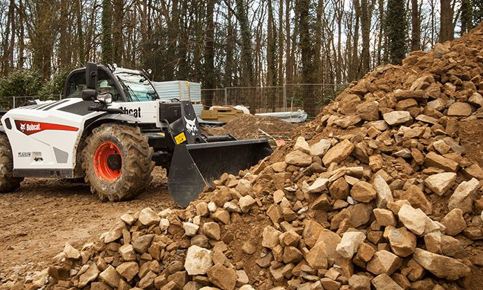 Bobcat TL26.60 auf der Baustelle beim Verladen von Schutt