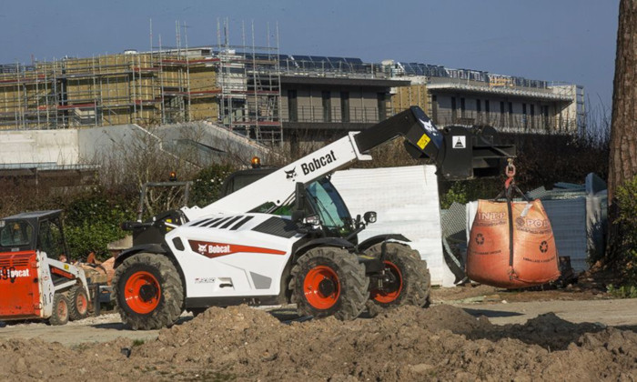 Bobcat TL30.60 beim Verladen von Lasten auf der Baustelle