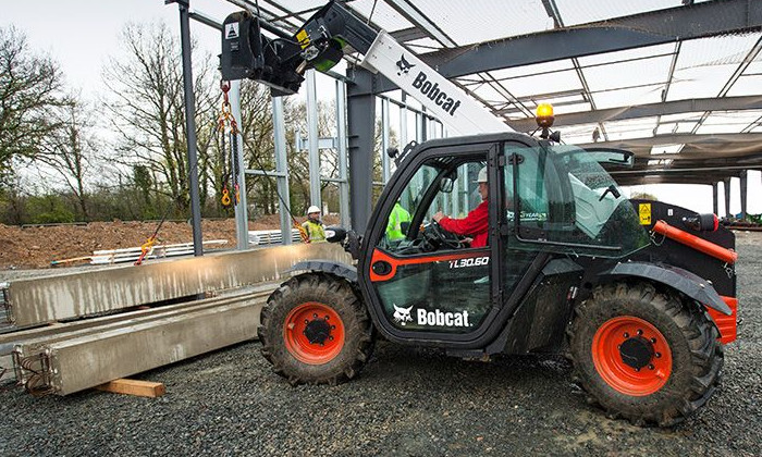 Bobcat TL30.60 beim Verladen von Lasten auf der Baustelle mit dem Kranhaken