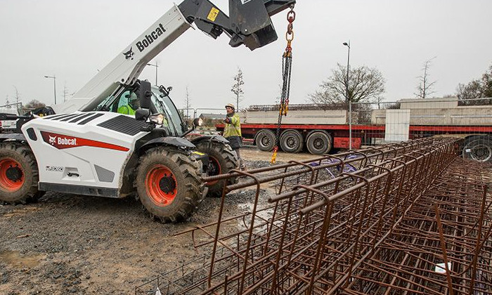 Bobcat TL30.60 beim Verladen von Lasten auf der Baustelle mit dem Kranausleger