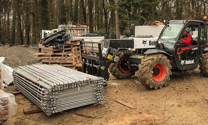 Bobcat TL30.60 beim Verladen von Lasten auf der Baustelle mit der Front-Gabel