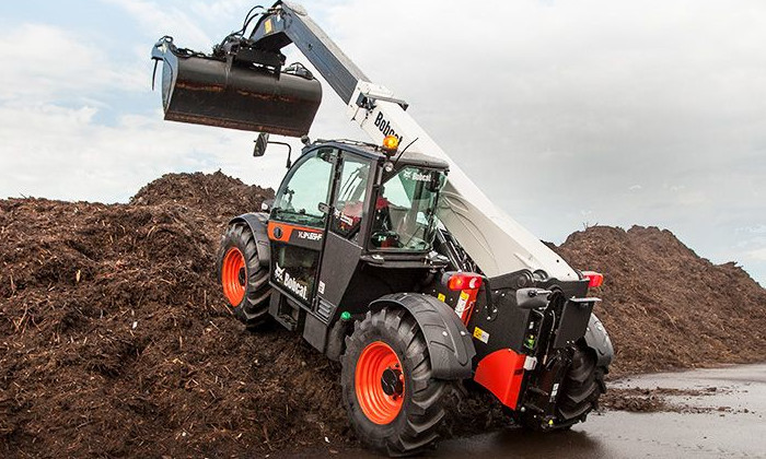 Bobcat TL34.65HF in der Landwirtschaft mit Leichtgutschaufel beim Verladen von Mist