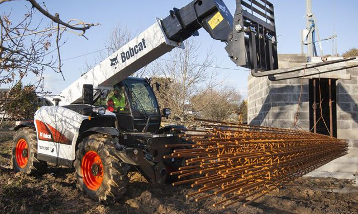 Bobcat T35.130S beim Transport von Lasten