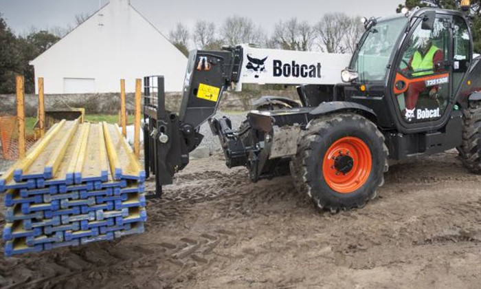 Bobcat T35.130S beim Transport von Lasten mit der Frontgabel