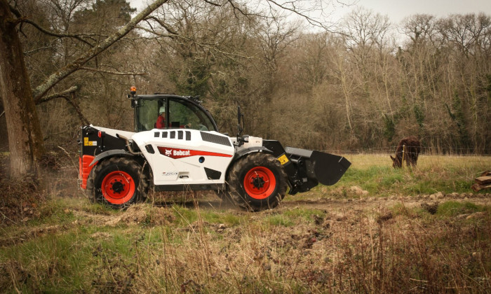 Bobcat TL35.70 mit Schaufel im Gelände in der Landwirtschaft