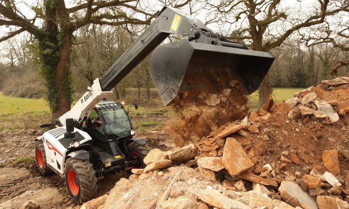 Bobcat TL35.70 mit Schaufel zum Verladen von Schutt