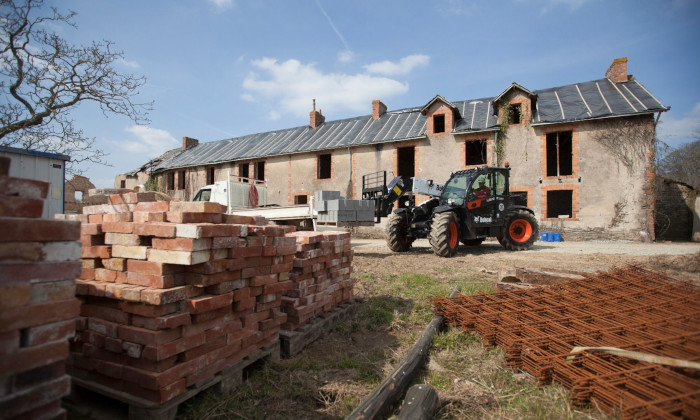 Bobcat TL35.70 mit Gabel im Häuserbau