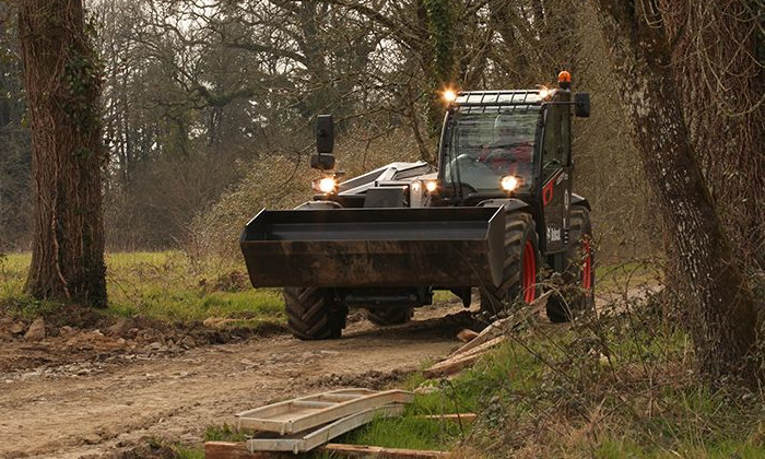 Bobcat TL35.70 mit Schaufel im Gelände