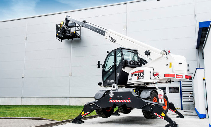 Bobcat TR38.160 EVO im Hallenbau mit Hebebühne und ausgestrecktem Arm