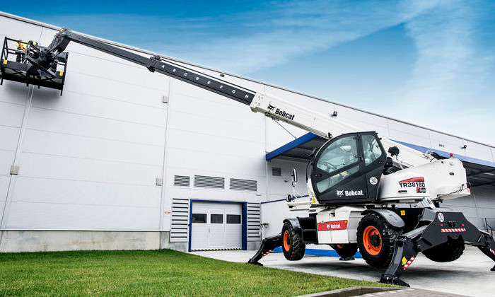 Bobcat TR38.160 EVO im Hallenbau mit Hebebühne